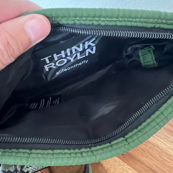 Think Royln Bum Bag Crossbody Puffer Handbag Green 2 Straps Green Snake Print - Picture 7 of 12